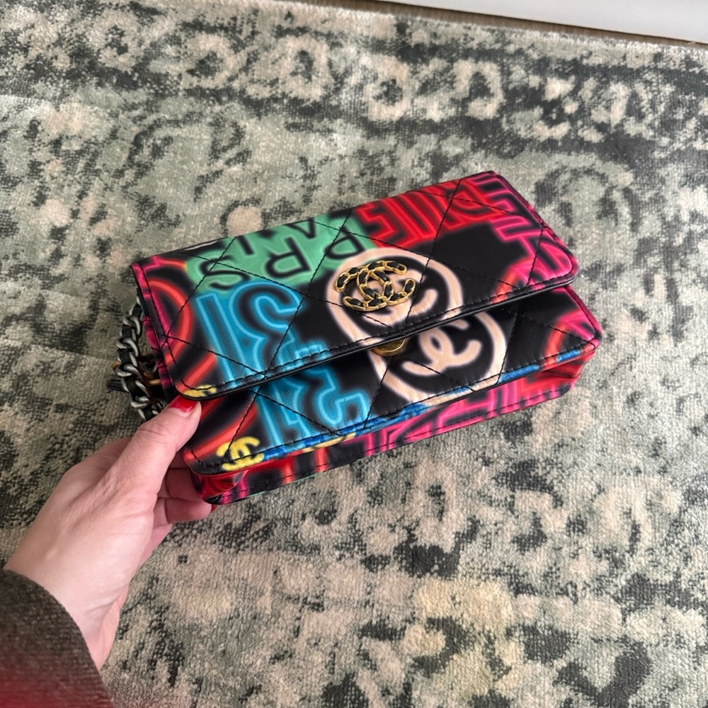 Beautiful new multi color bag with silver and gold chain - Picture 5 of 12